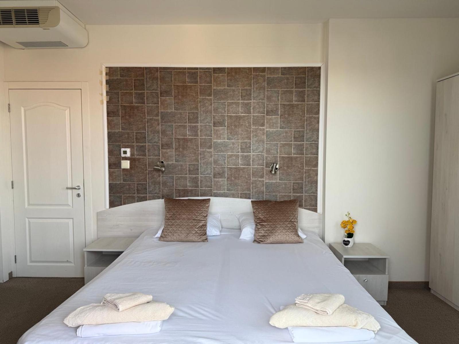 Complex Pika Hotel Golden Sands Bagian luar foto